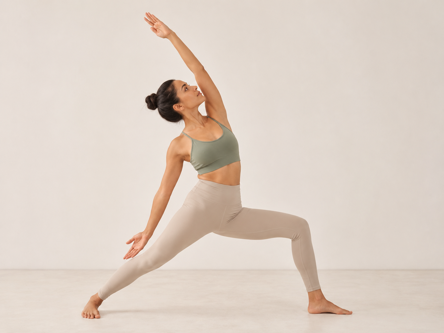 Frau in athletischer Yoga-Pose beim Vinyasa Yoga